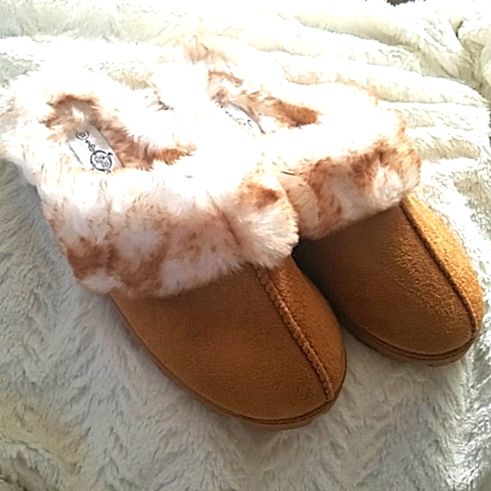 Warm fuzzy slippers new without tags